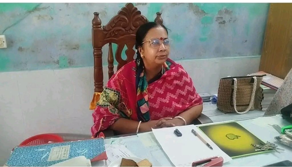 রাজাপুর সরকারি পাইলট উচ্চ বালিকা বিদ্যালয়ের প্রধান শিক্ষকের বিরুদ্ধে লেকচার কোম্পানির কাছ থেকে ফ্রিজ গিফট নিয়ে তাদের গাইড কিনতে বাধ্য করা হচ্ছে ওই স্কুলের শিক্ষার্থীদের. এবং