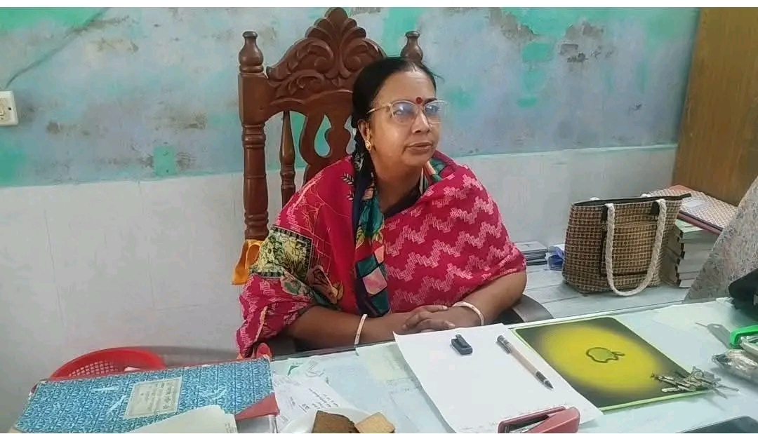 রাজাপুর সরকারি পাইলট উচ্চ বালিকা বিদ্যালয়ের প্রধান শিক্ষকের বিরুদ্ধে লেকচার কোম্পানির কাছ থেকে ফ্রিজ গিফট নিয়ে তাদের গাইড কিনতে বাধ্য করা হচ্ছে ওই স্কুলের শিক্ষার্থীদের. এবং