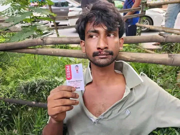 ঢাকার ধানমন্ডিতে জামায়াতের বিক্ষোভ চলাকালে আওয়ামী লীগের ট্যাগ লাগিয়ে একজন সংবাদ কর্মীকে হামলা করা হয়েছে এতে সাংবাদিক নেতারা তীব্র নিন্দা এবং প্রতিবাদ জানিয়েছে