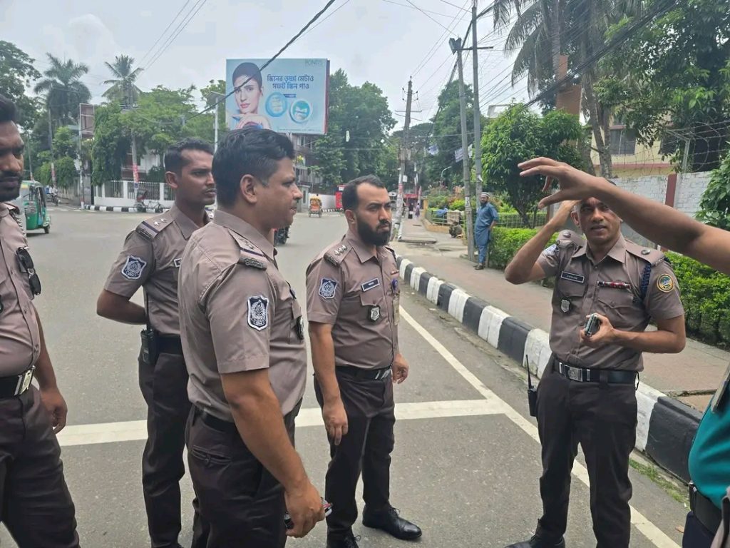 বরিশাল নগরীতে বরিশাল পুলিশ কমিশনার এর নির্দেশক্রমে  বরিশাল মেট্রোপলিটন পুলিশের কঠোর নজরদারি এবং প্রতিটা জায়গায় চেকপোস্ট