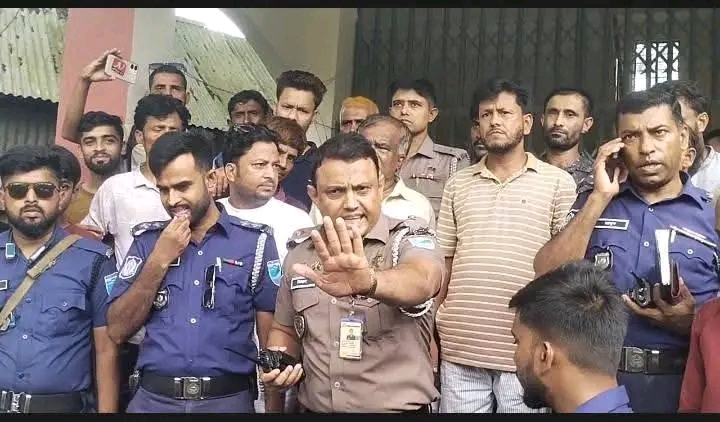 ফরিদপুরের ভাঙ্গায় ছাত্রীর গায়ে শিক্ষকের হাত তোলার অভিযোগে ওই শিক্ষককে ৪ ঘন্টা অবরুদ্ধ করে রাখে ওই এলাকার জনগণ পরে পুলিশ এসে অভিযুক্ত শিক্ষককে আটক করে থানা হেফাজতে নিয়ে যায়