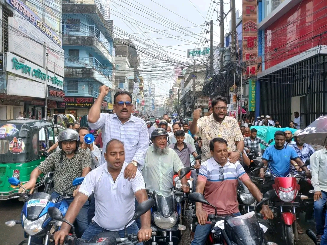 বরিশাল সদর উপজেলা সদস্য সচিব সাইফুল ইসলাম আব্বাসের নেতৃত্বে আওয়ামী লীগে নাশকতা রোদে এক বিশাল মহড়া দেওয়া হয়