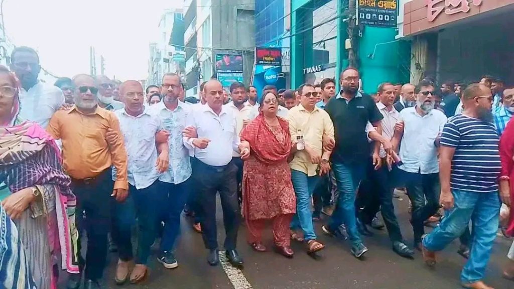 নিষিদ্ধ ঘোষিত আওয়ামী লীগের কার্যক্রম নিষিদ্ধের জন্য বরিশাল সিটি কর্পোরেশনের প্রশাসক এডভোকেট বিলকিস জাহান শিরনের নেতৃত্বে বিএনপি’র সিনিয়র নেতাকর্মীদের নিয়ে একটি মিছিল বের করা হয়