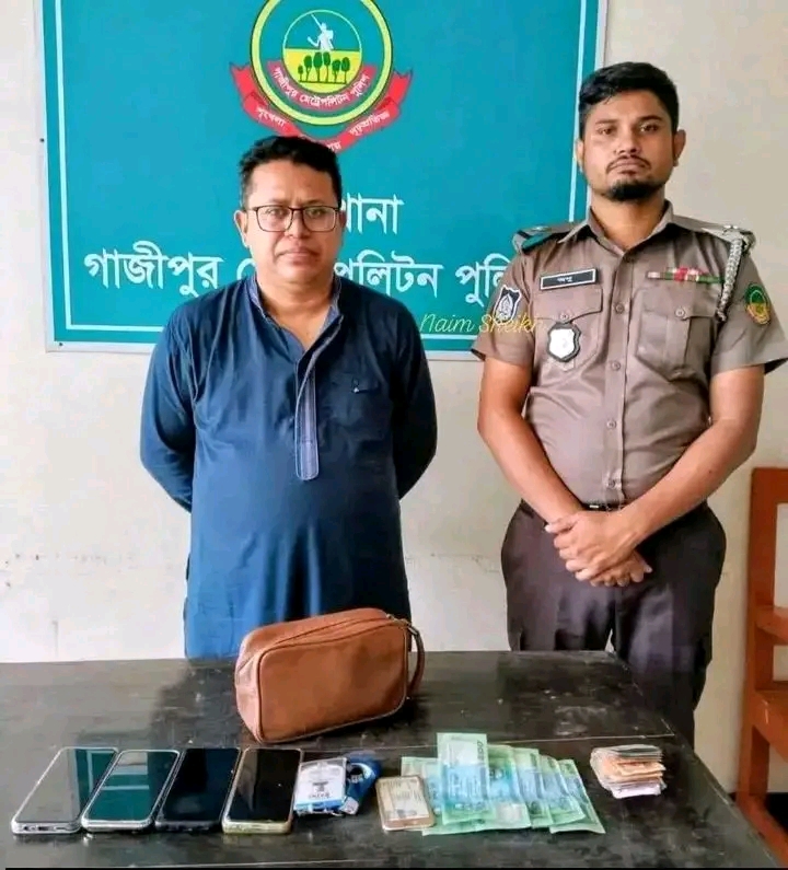 পুলিশের সাথে চশমা পড়া  এই লোককে দেখে ভালো মানুষ মনে হলেও তিনি একজন ডিজিটাল প্রতারক ক