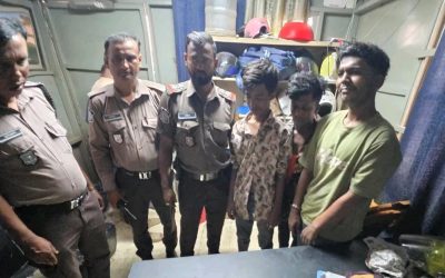 ঢাকার আব্দুল্লাহপুর এ ছিনতাই  এর সময় তিনজন আটক ছুরি এবং মাদক জব্দ