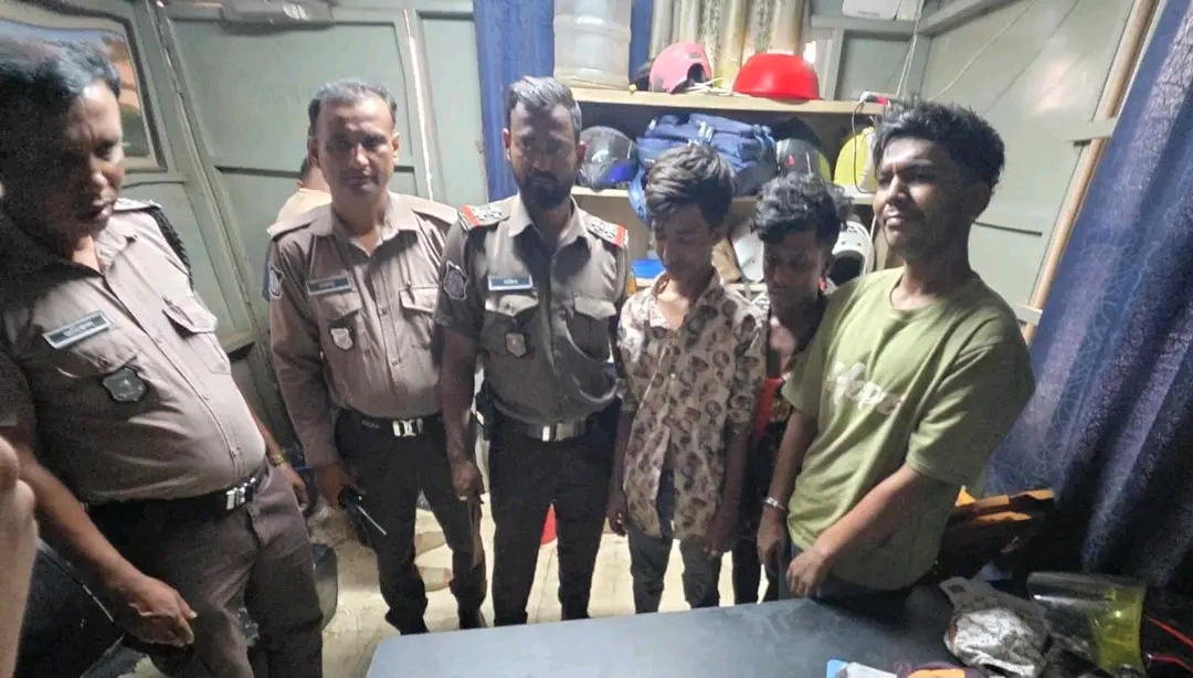ঢাকার আব্দুল্লাহপুর এ ছিনতাই  এর সময় তিনজন আটক ছুরি এবং মাদক জব্দ