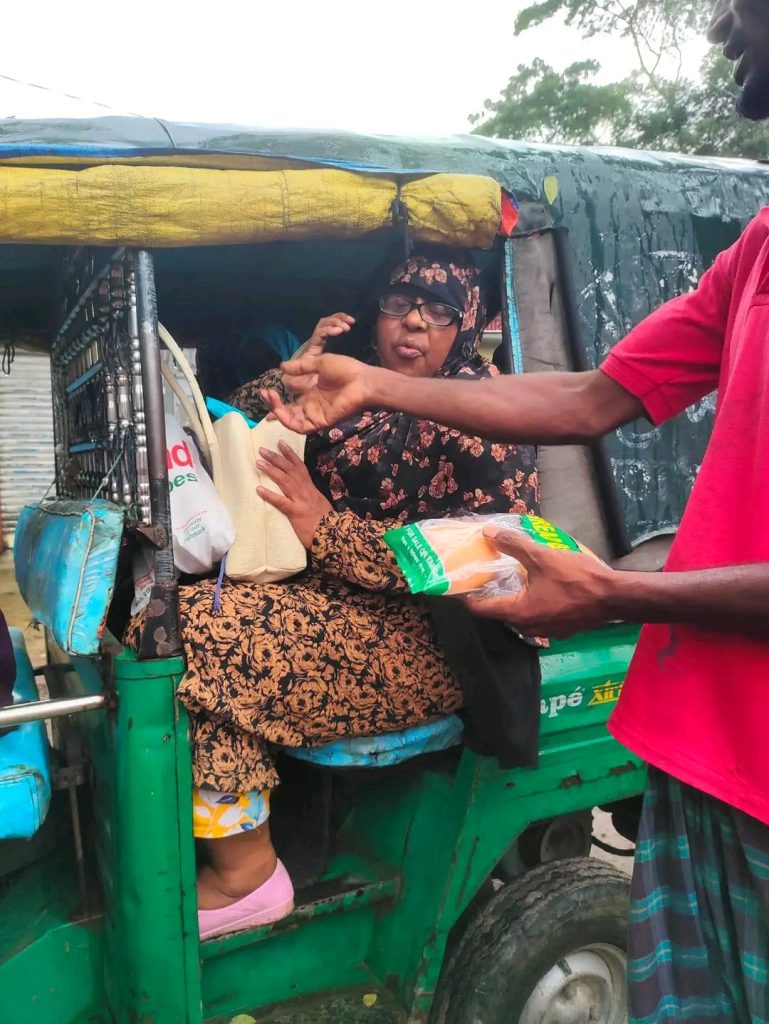 বরিশালের বাকেরগঞ্জ এর ২ নং চরাদি ইউনিয়নের ১০ নং সরকারি প্রাথমিক বিদ্যালয় প্রধান শিক্ষিকা রেশমা আক্তার রেশমা আক্তার বৃষ্টির ব্যাগ থেকে  স্কুলের বাচ্চাদের সরকারি রুটি উদ্ধার উদ্ধার