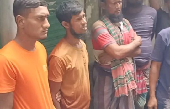 বরিশালের বানারীপাড়ার চাখার এলাকায় সন্ধ্যা নদীতে অবৈধভাবে মাটি কাটার সময় স্থানীয়দের সহায়তায় চার থেকে পাঁচ জন আটক