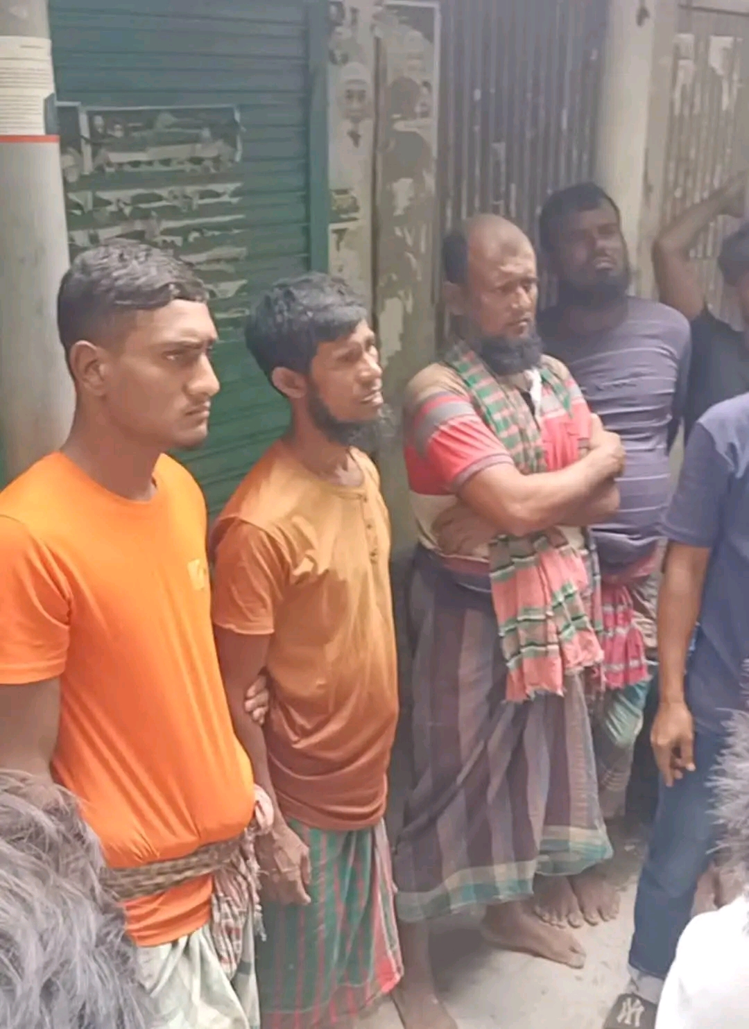 বরিশালের বানারীপাড়ার চাখার এলাকায় সন্ধ্যা নদীতে অবৈধভাবে মাটি কাটার সময় স্থানীয়দের সহায়তায় চার থেকে পাঁচ জন আটক
