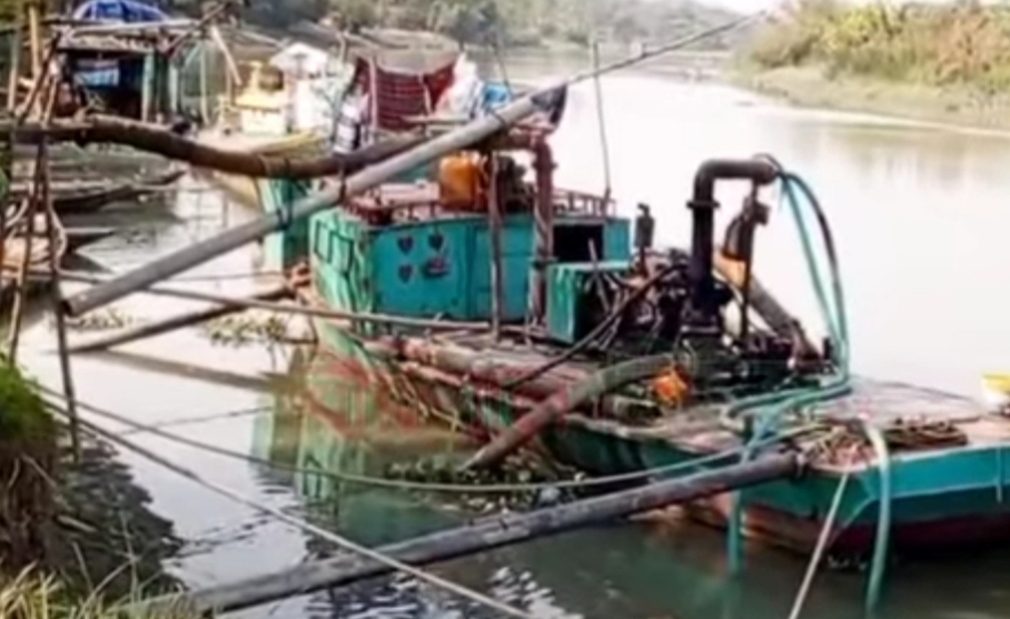 কীর্তনখোলা নদীতে গভীর রাতে যৌথ অভিযান ড্রেজার ও চার বাল্ক হেড  জব্দ তিন লাখ টাকা জরিমানা