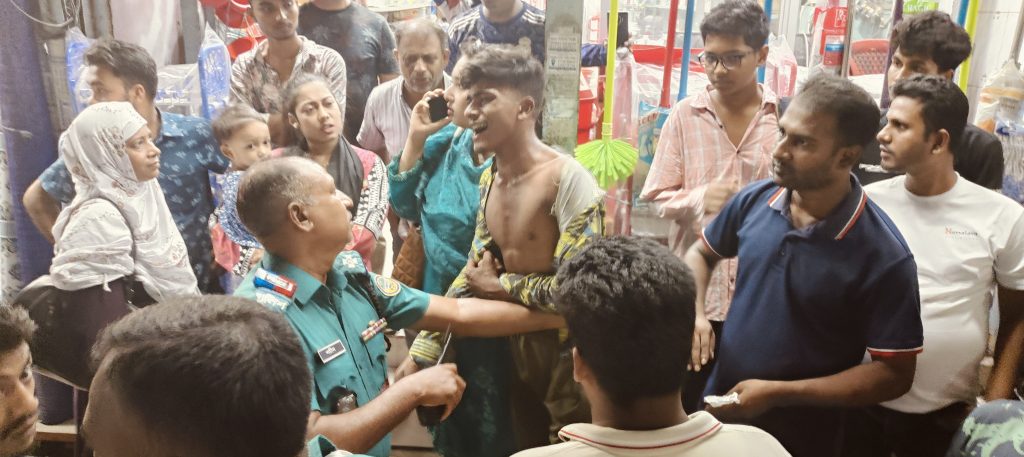 বরিশাল চকবাজার এলাকায় ছিনতাই করা অবস্থায় ছিনতাইকারীকে আটক