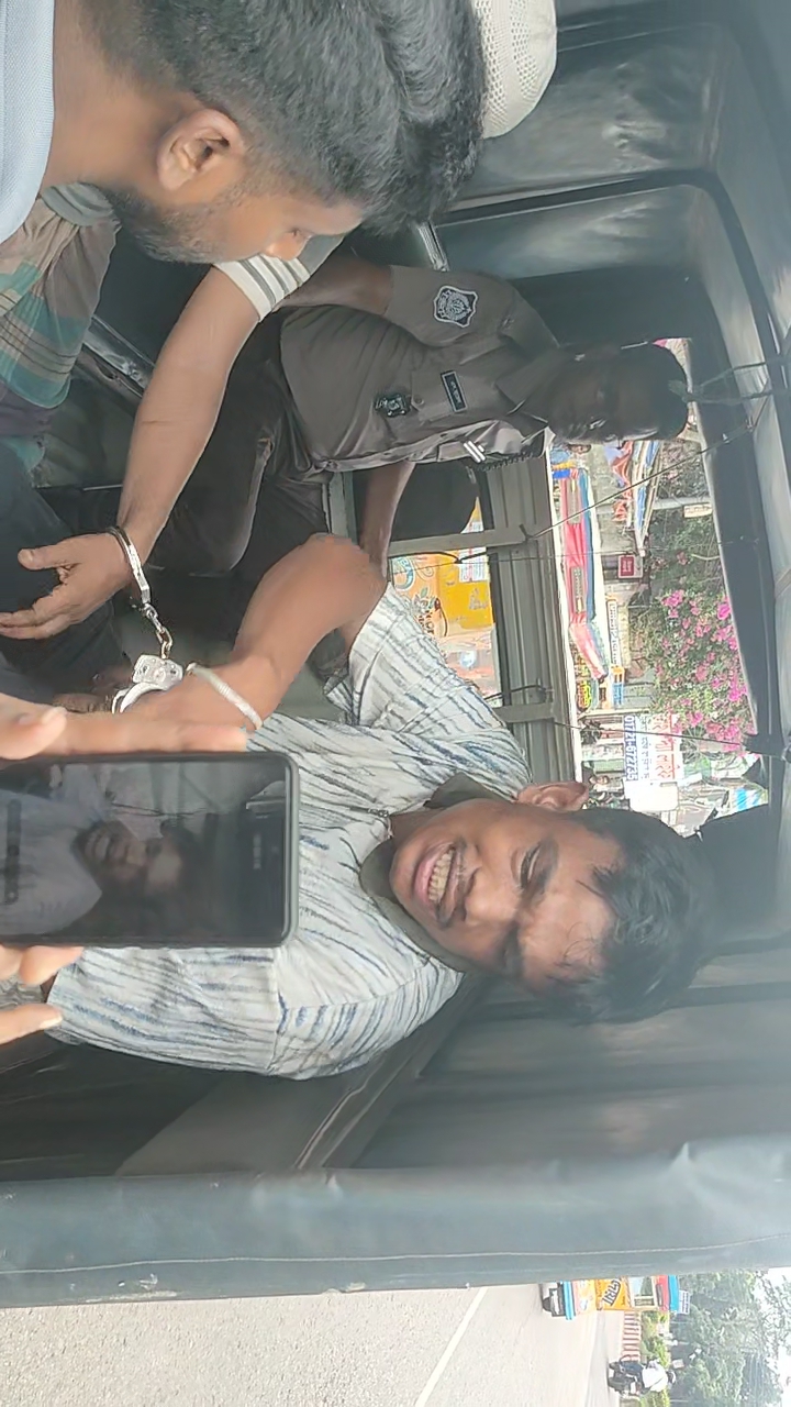 বরিশাল নগরের হাতেম আলী কলেজ চৌমাথায় ছাত্রলীগ নেতা ওলীর এবং তার বাহিনী দিয়ে এক ব্যক্তি কে কোপানোর অভিযোগ